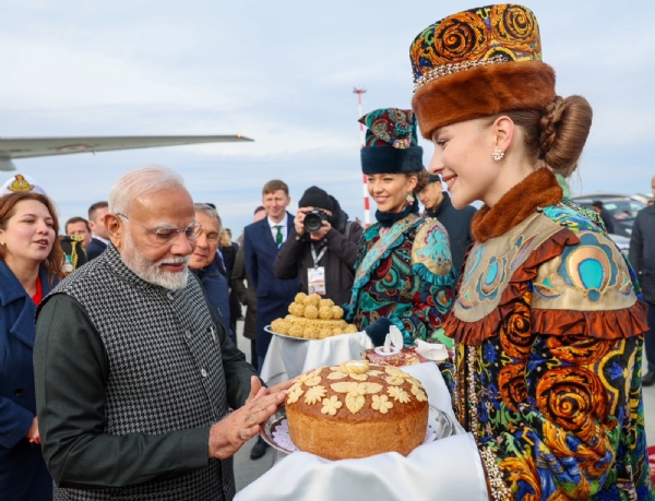 বিমানবন্দৰত আদৰণি জনাই কাজানত উপস্থিত হয় প্ৰধানমন্ত্ৰী মোডী