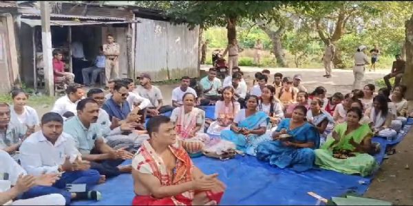 চন্দ্ৰপুৰৰ চক্ৰ বিষয়াৰ কাৰ্য্যালয় স্থানান্তৰৰ বিৰোধিতাৰে প্ৰতিবাদ অব্যাহত