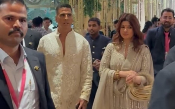 Akshay Kumar arrived with Twinkle at Anant Radhakr