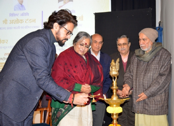 हिन्दी पाक्षिक युगवार्ता के विस्तार की नवीन योजना का शुभारंभ करते हुए