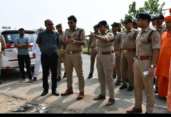 घटना की जांच करते अधिकारी