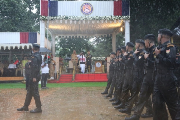 असम पुलिस दिवस के मौके पर आयोजित परेड की सलामी लेते राज्यपाल लक्ष्मण प्रसाद आचार्य