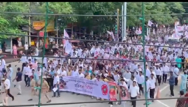 শিৱসাগৰত ন্যায় বিচাৰি এখোজ ।  জাতিৰ মহানায়ক জুবিন গাৰ্গৰ ন্যায়ৰ বাবে শিৱসাগৰত সদৌ অসম ছাত্ৰ সন্থাৰ উত্তাল প্ৰতিবাদ ।
