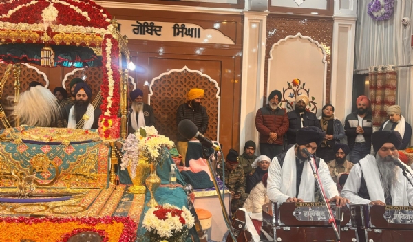 हेमकुंड साहिब के कपाट बंद होने पर सुखमणि पाठ करते हुए।