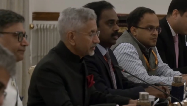 वार्ता के दौरान शुरुआती वक्तव्य देते विदेश मंत्री वार्ता के दौरान शुरुआती वक्तव्य देते विदेश मंत्री