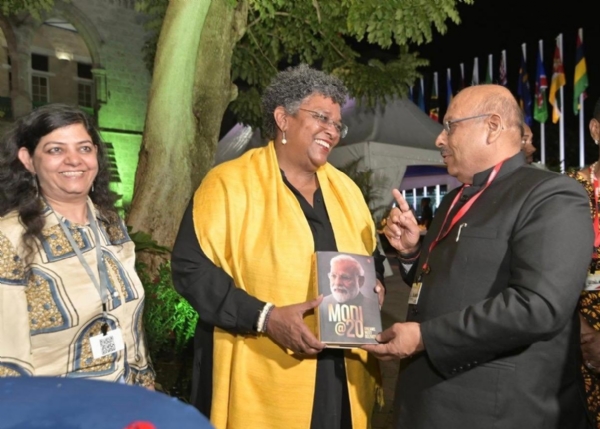 दिल्ली विधानसभा अध्यक्ष विजेंद्र गुप्ता  शनिवार को बारबाडोस की प्रधानमंत्री मिया अमोर मोटली को “मोदी@20” पुस्तक भेंट करते