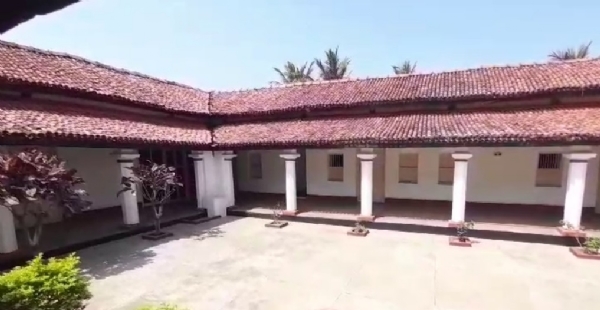 सिताब दियारा में संपूर्ण क्रांति के प्रणेता लोकनायक जयप्रकाश नारायण के घर का आंगन। फोटो - इंटरनेट मीडिया