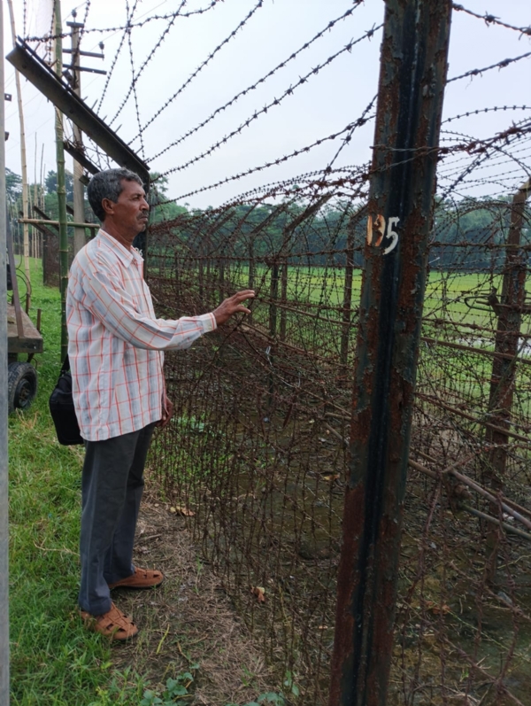 ছবিখনৰ এটা দৃশ্যত দিনু ৰায়