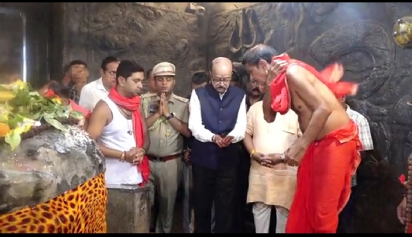 ছট্টিছগড়ৰ ৰাজ্যপাল ৰমেন ডেকাই আজি তেজপুৰৰ ঐতিহ্যমণ্ডিত শ্ৰীশ্ৰীমহাভৈৰৱ মন্দিৰ পৰিদৰ্শন কৰি মহাদেৱৰ শ্ৰীচৰণত পূঁজা অৰ্চনা আগবঢ়ায়।