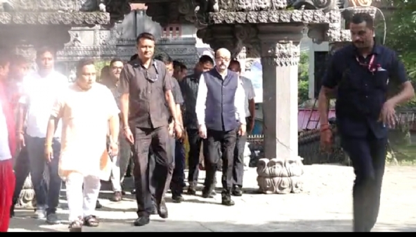 ছট্টিছগড়ৰ ৰাজ্যপাল ৰমেন ডেকাই আজি তেজপুৰৰ ঐতিহ্যমণ্ডিত শ্ৰীশ্ৰীমহাভৈৰৱ মন্দিৰ পৰিদৰ্শন কৰি মহাদেৱৰ শ্ৰীচৰণত পূঁজা অৰ্চনা আগবঢ়ায়।