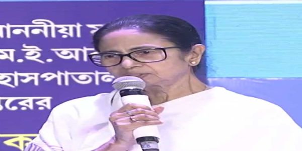 দুৰ্গাপুৰ দলবদ্ধ ধৰ্ষণ কাণ্ডক লৈ মমতা বেনাৰ্জীৰ অদ্ভুত বক্তব্য, আন ৰাজ্যৰ ছোৱালীয়ে গভীৰ নিশা বাহিৰলৈ ওলাই যোৱা উচিত নহয়