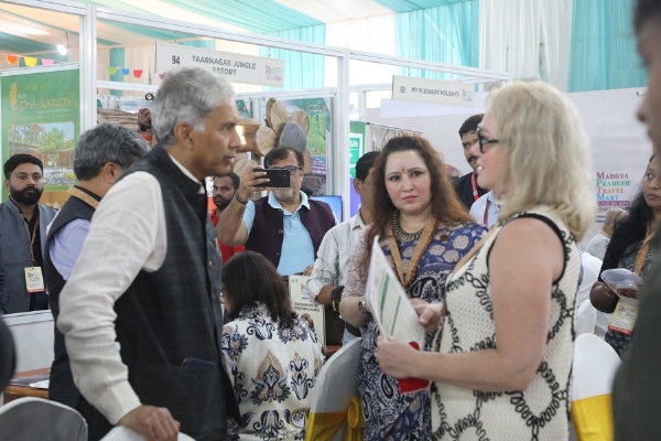 मुख्य सचिव अनुराग जैन ने मप्र ट्रैवल मार्ट में देश-विदेश के टूर ऑपरेटरों, होटल प्रतिनिधियों और निवेशकों से मुलाकात की