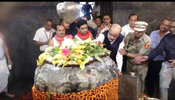 ছট্টিছগড়ৰ ৰাজ্যপাল ৰমেন ডেকাই আজি তেজপুৰৰ ঐতিহ্যমণ্ডিত শ্ৰীশ্ৰীমহাভৈৰৱ মন্দিৰ পৰিদৰ্শন কৰি মহাদেৱৰ শ্ৰীচৰণত পূঁজা অৰ্চনা আগবঢ়ায়।