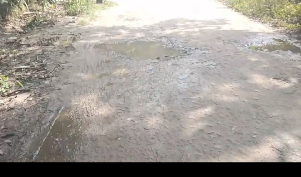 টীয়কৰ কাকজানত এটা বিধ্বস্ত পথে জীয়াতু ভোগাইছে অঞ্চল বাসীক ।