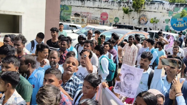 হত্যাকাৰীক ফাঁচিৰ দাবীত উত্তপ্ত ক্ষেত্ৰী থানা,,