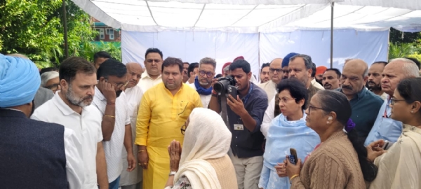 लाेकसभा में नेता प्रतिपक्ष राहुल गांधी वाई पूरन कुमार के परिजनों से मुलाकात करते हुए