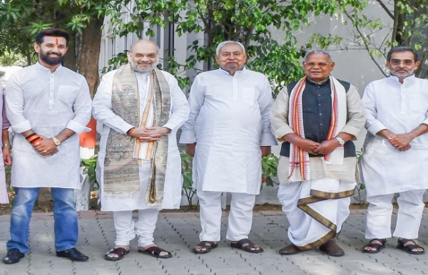 अमित शाह, नीतीश कुमार, चिराग, उपेंद्र और जीतन मांझी की फाइल फोटो एक साथ