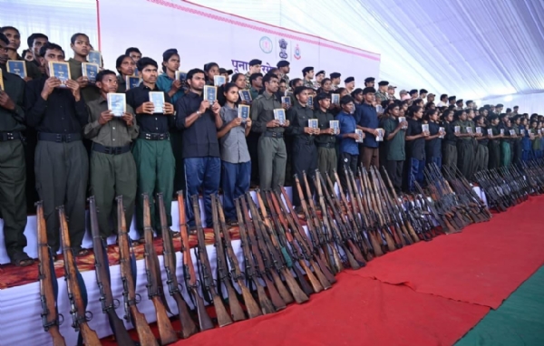 हथियारों के साथ आत्मसमर्पित नक्सली