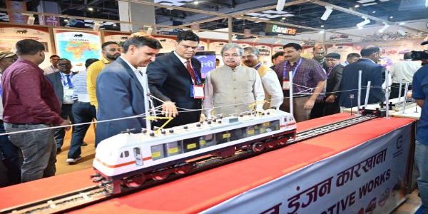 আন্তঃৰাষ্ট্ৰীয় ৰেলৱে সঁজুলি প্ৰদৰ্শনীত ভেল পেভিলিয়নত প্ৰযুক্তিগত উদ্ভাৱন প্ৰদৰ্শন