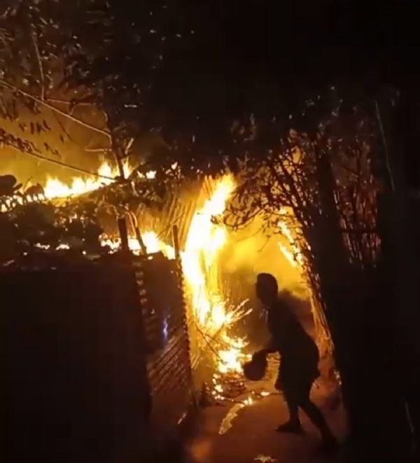 ফকিৰাগ্ৰামৰ  সন্দালাটাৰী গাঁৱৰ সাহায্য শিৱিৰত ভয়াৱহ অগ্নিকাণ্ড।
