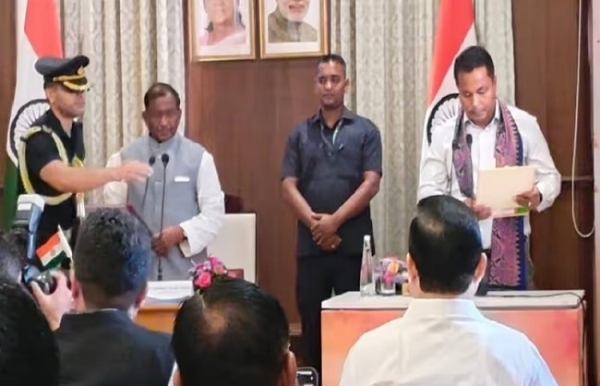 কবিনেট মন্ত্ৰী হিচাবে বিপিএফৰ চৰণ বড়োক শপত বাক্য পাঠ কৰোৱাইছে ৰাজ্যপাল আচাৰ্য্যই