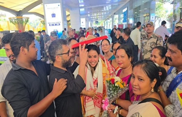 বিমান বন্দৰত দিদৃক্ষা সোণোৱালক আদৰণি অসম জাতীয় পৰিষদৰ