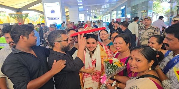 বিমান বন্দৰত দিদৃক্ষা সোণোৱালক আদৰণি অসম জাতীয় পৰিষদৰ