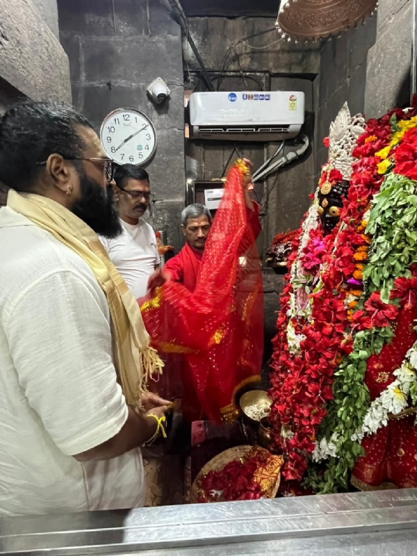 अभिनेता ऋषभ शेट्टी  मां मुंडेश्वरी देवी के दरबार में