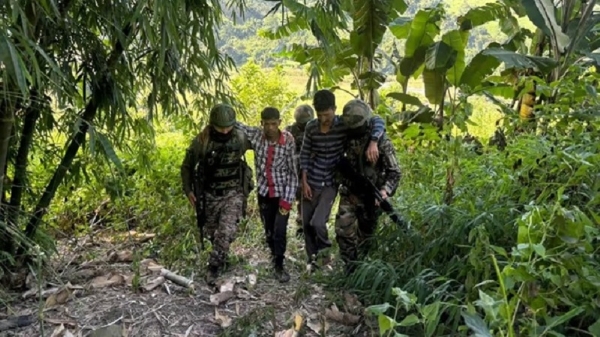 अरुणाचल- असम रायफल्स द्वारा उग्रवादियों के चंगुल से सकुशल बचाए गये दो श्रमिकों को जंगल से बाहर लेकर आते सुरक्षा कर्मी