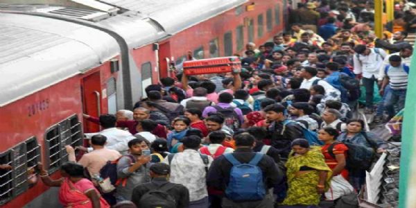 মহাৰাষ্ট্ৰৰ নাশিকত কৰ্মভূমি এক্সপ্ৰেছৰ পৰা পৰি দুজন নিহত, এজন আহত