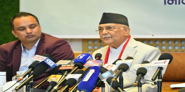 প্ৰাক্তন প্ৰধানমন্ত্ৰী অলিৰ দাবী–পদত্যাগ কৰাৰ পিছত সেনাই জব্দ কৰিছিল তেওঁৰ মোবাইল ফোন