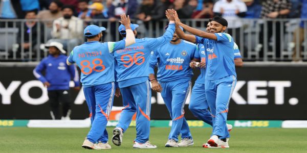 প্ৰথমখন এদিনীয়াত ভাৰতক ৭ উইকেটত পৰাস্ত কৰি অষ্ট্ৰেলিয়াৰ শৃংখলাত ১-০ত অগ্ৰগতি