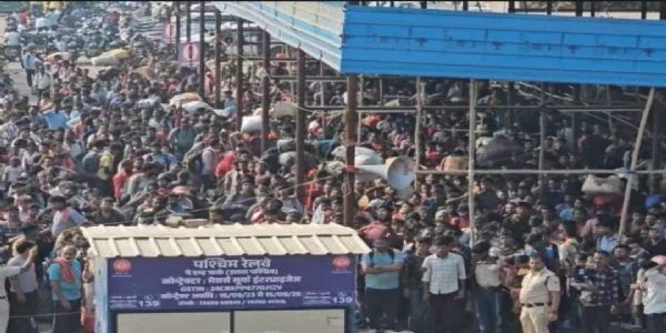 গুজৰাটৰ চুৰটৰ উধনা ৰেলৱে ষ্টেচনত ৩ কিলোমিটাৰ দৈৰ্ঘ্যৰ যাত্ৰীৰ শাৰী; সহায়ৰ বাবে মোডীলৈ আৰ্জি