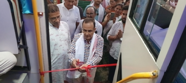এক অত্যাধুনিক বাছত প্ৰতি দিনাই ৰোগীক বিনামূলীয়াকৈ অনা-নিয়াৰ সুবিধা l