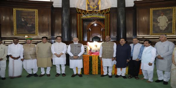 মোডী আৰু বিৰলাৰ গান্ধীজী আৰু শাস্ত্ৰীজীক শ্ৰদ্ধাঞ্জলি জ্ঞাপন