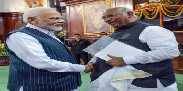 প্ৰধানমন্ত্ৰী মোদীৰ কংগ্ৰেছৰ সভাপতি মল্লিকাৰ্জুন খৰ্গেৰ সৈতে ফোনযোগে বাৰ্তালাপ, তেওঁৰ শীঘ্ৰে আশু আৰোগ্য কামনা
