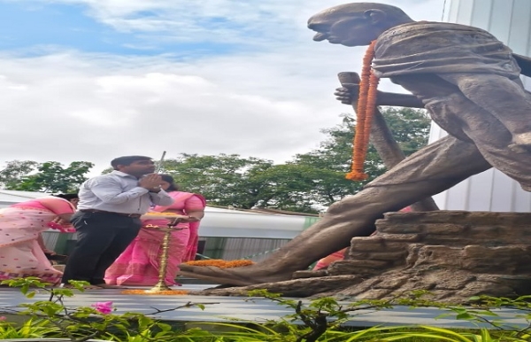 জাতিৰ পিতাক সশ্ৰদ্ধ স্মৰণ কামৰূপ মহানগৰ জিলা প্ৰশাসনৰ