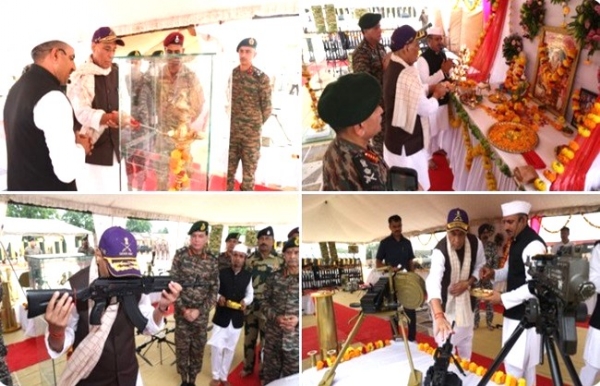 भुज मिलिट्री स्टेशन पर सैनिकों के साथ