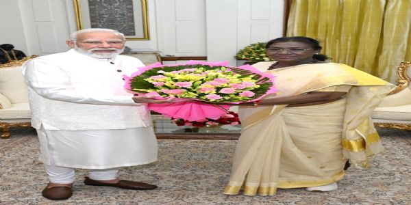 প্ৰধানমন্ত্ৰীৰ ৰাষ্ট্ৰপতিক সাক্ষাৎ কৰি দীপাৱলীৰ শুভেচ্ছা জ্ঞাপন