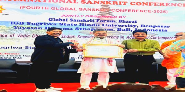 ইণ্ডোনেছিয়াত অধ্যাপক ৰজনীশ কুমাৰ শুক্লাই লাভ কৰিলে ‘প্ৰশংসাৰ প্ৰমাণপত্ৰ’