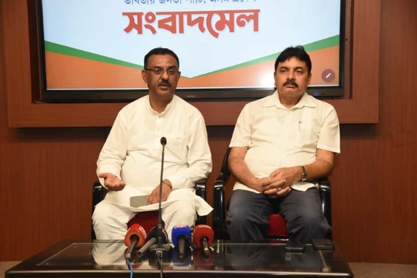 অসম বিজেপিৰ মুখ্য কাৰ্যালয়ত সংবাদমেল সম্বোধন কৰি ৰাজ্যিক বিজেপিৰ মুখপাত্ৰ ৰঞ্জীৱ কুমাৰ শৰ্মাই। লগতে দেখা গৈছে দলৰ মুখপাত্ৰ কিশোৰ কুমাৰ ভট্টাচাৰ্য আৰু কল্যাণ গগৈ।