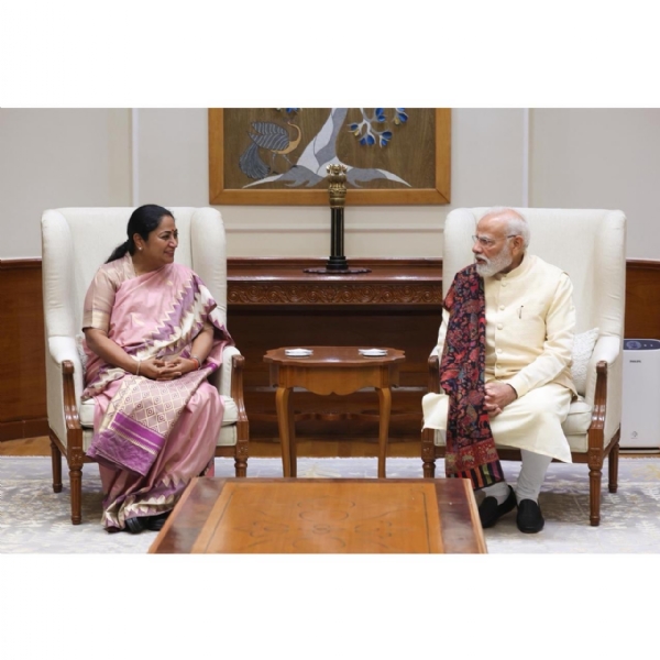 मुख्यमंत्री रेखा गुप्ता प्रधानमंत्री मोदी को दिवाली की शुभकामनाएं देते हुए।