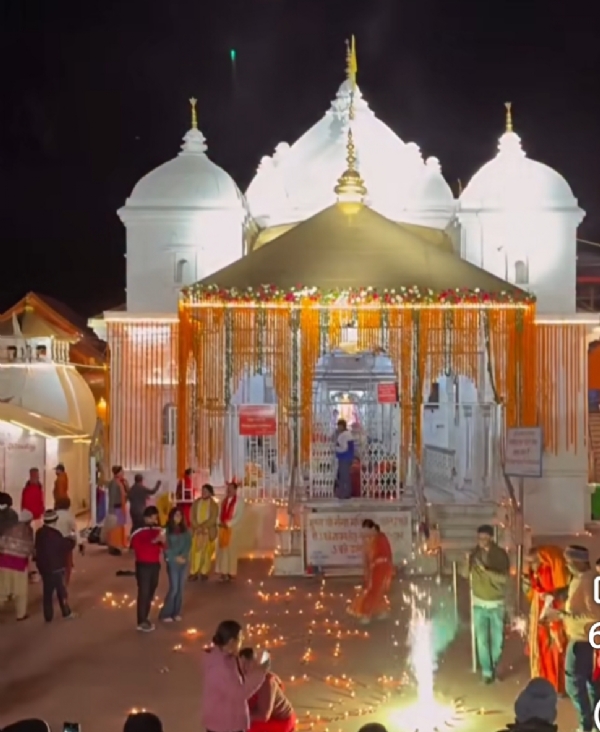 कपाट बंद होने से पहले सैकड़ों दीप से सजाया गया गंगोत्री मंदिर