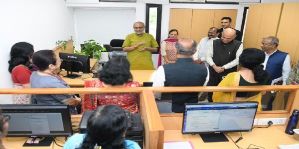 ৰাজ্যসভা সচিবালয়ৰ বিভিন্ন বিভাগ পৰিদৰ্শন উপ-ৰাষ্ট্ৰপতিৰ