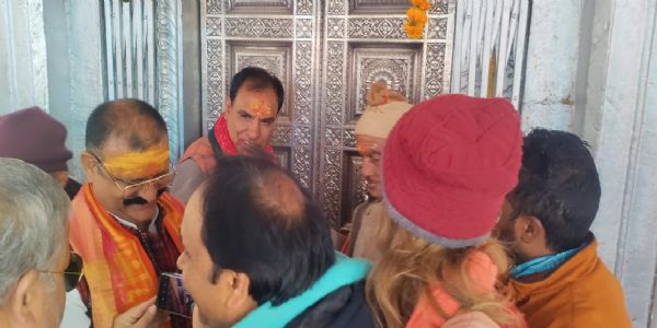 গংগোত্ৰী ধামৰ দুৱাৰ শীতকালৰ বাবে বন্ধ, গংগাজীৰ উৎসৱমুখৰ ডোলা নিজৰ মাতৃগৃহ মুখৱালৈ ৰাওনা