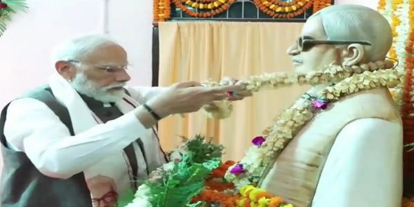 প্ৰধানমন্ত্ৰী মোদীৰ কাৰ্পুৰী ঠাকুৰৰ গাঁৱত উপস্থিত হৈ ৰাইজৰ নেতাগৰাকীক শ্ৰদ্ধাঞ্জলি