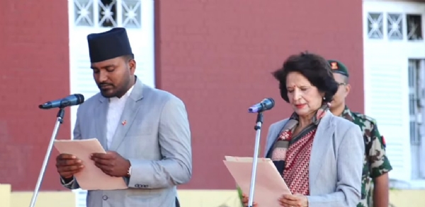 शपथ ग्रहण करते हुए नवनियुक्त मंत्री शपथ ग्रहण करते हुए नवनियुक्त मंत्री