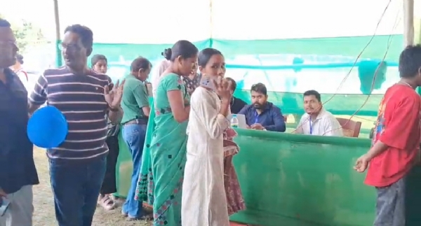 ন দুৱাৰ সমষ্টিৰ জামুগুৰিহাটৰ পকামূৰা পথাৰত ৰাজ্য চৰকাৰৰ উদ্যোগত মেগা স্বাস্থ্য মেলাৰ আয়োজন ৷ ন দুৱাৰ সমষ্টিৰ জামুগুৰিহাটৰ পকামূৰা পথাৰত ৰাজ্য চৰকাৰৰ উদ্যোগত মেগা স্বাস্থ্য মেলাৰ আয়োজন ৷