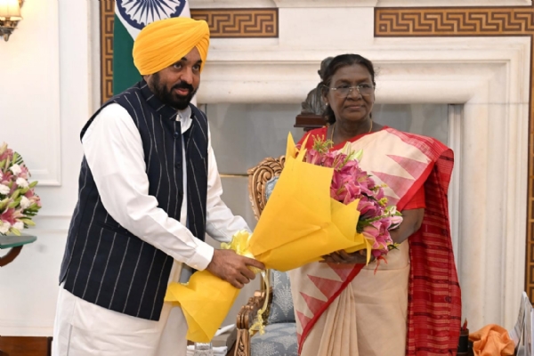 पंजाब के मुख्यमंत्री भगवंत मान राष्ट्रपति द्राेपदी मुर्मू से मुलाकात करते हुए पंजाब के मुख्यमंत्री भगवंत मान राष्ट्रपति द्राेपदी मुर्मू से मुलाकात करते हुए