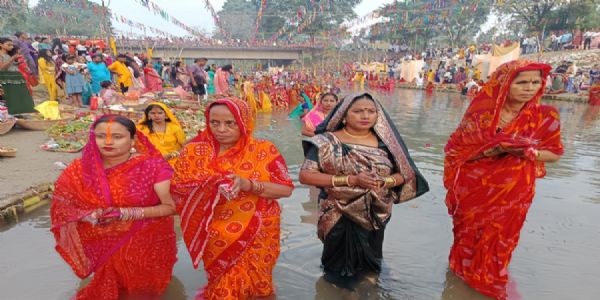সন্ধিয়া সূৰ্য্যদেৱতাক ছট পূজাৰ অৰ্ঘ্য প্ৰদান